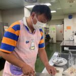 調理する澁谷先生