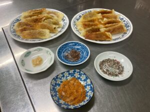 サモサ餃子と味変用の調味料